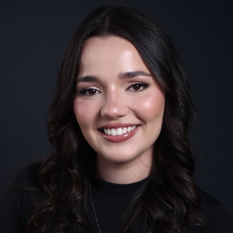 Dra. Isabella Jaske sorrindo, de blusa preta